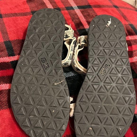 Velcro Size 8 Teva Sandals. - Picture 4 of 4